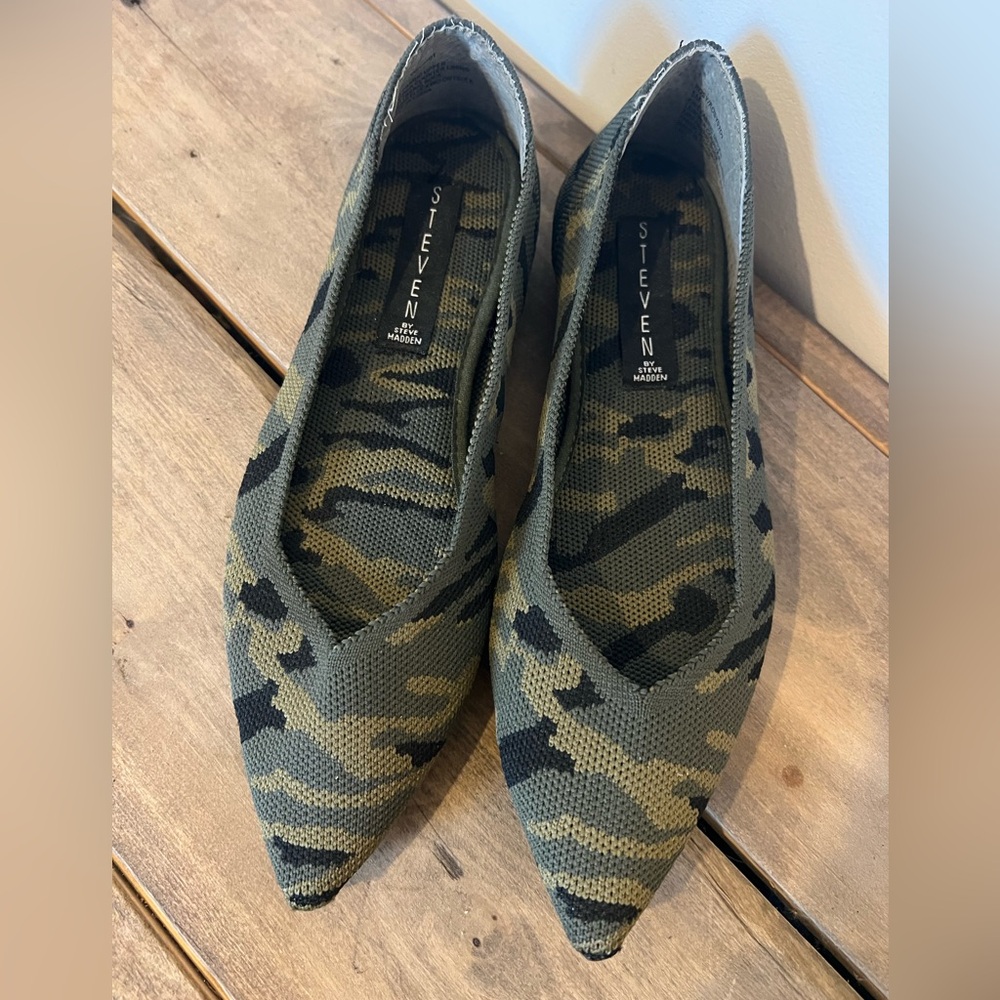Steven by Steve Madden Rosy Camouflage Knit Pointed Toe Flats- size 5